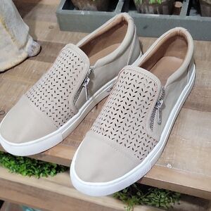 Dolce Vita Women's Aisley Tan Beige  Slip-On Perforated Sneakers Size 8.5